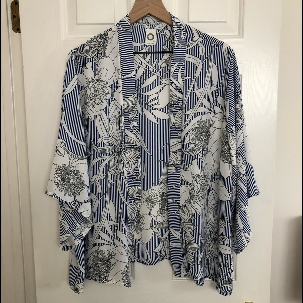 Akemi + Kin Short Kimono